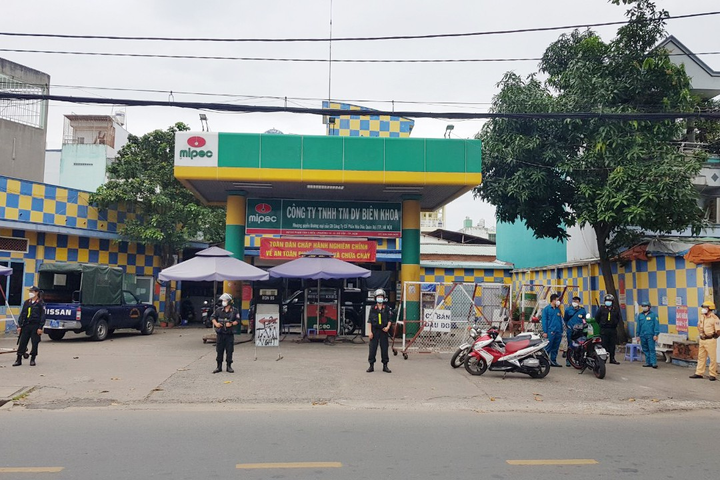 Cảnh sát niêm phong cây xăng liên quan đường dây buôn bán xăng lậu ở Đồng Nai - 7