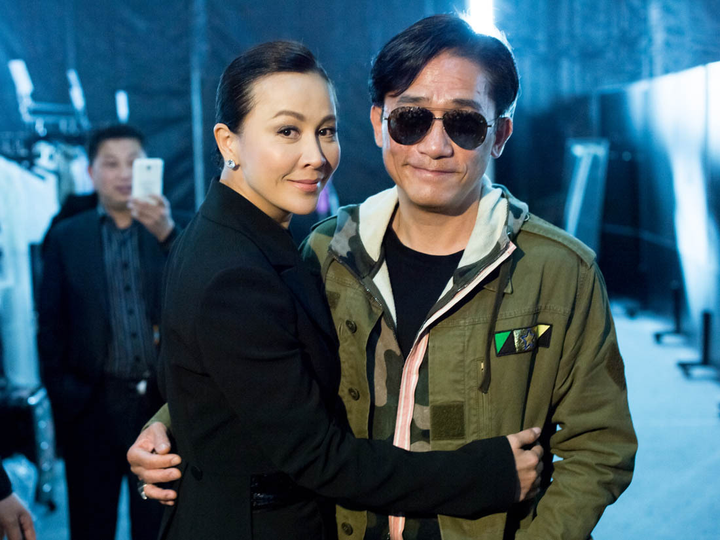 Có hàng trăm tỷ, Lương Triều Vỹ mặc áo sờn rách nhưng luôn mua hàng hiệu tặng vợ - 4