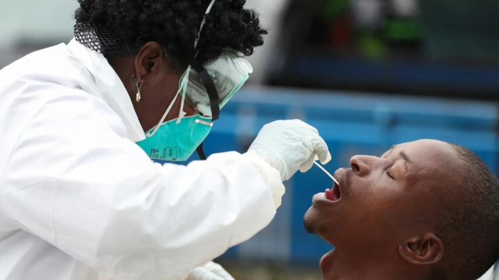 Biến thể đáng lo ngại Omicron chủ yếu ảnh hưởng đến người dưới 25 tuổi - 1