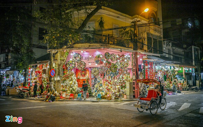 Cây thông 12 triệu đồng trên phố đồ chơi Noel Hà Nội - 1