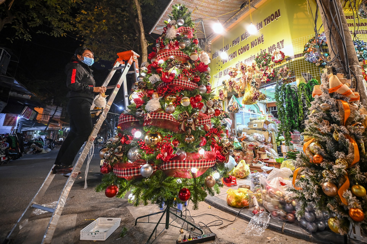 Cây thông 12 triệu đồng trên phố đồ chơi Noel Hà Nội - 3