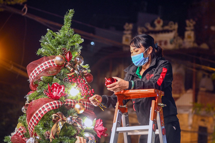 Cây thông 12 triệu đồng trên phố đồ chơi Noel Hà Nội - 4