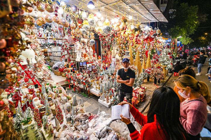 Cây thông 12 triệu đồng trên phố đồ chơi Noel Hà Nội - 7