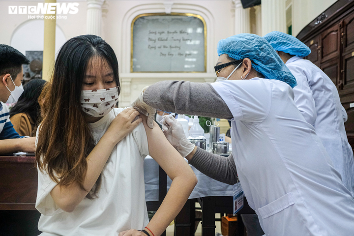 Hà Nội: Phụ huynh thấp thỏm đợi con tiêm vaccine phòng COVID-19 - 8