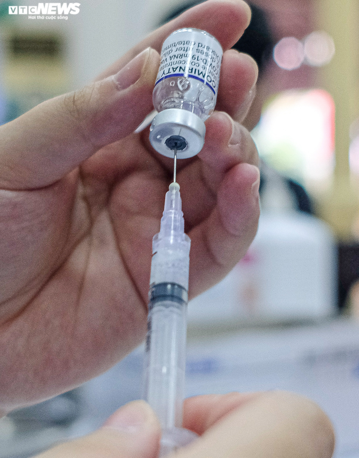 Hà Nội: Phụ huynh thấp thỏm đợi con tiêm vaccine phòng COVID-19 - 7
