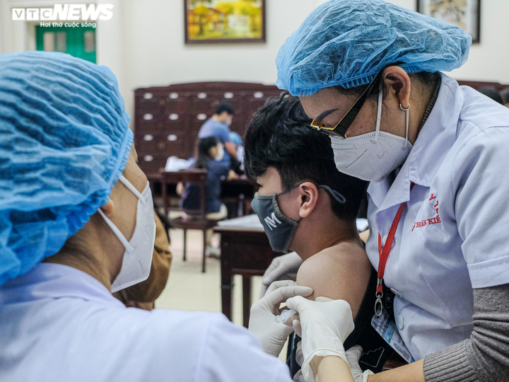 Hà Nội: Phụ huynh thấp thỏm đợi con tiêm vaccine phòng COVID-19 - 10