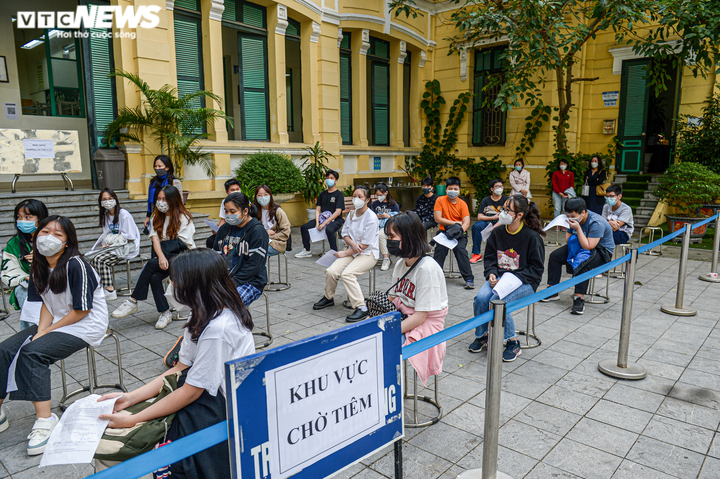 Hà Nội: Phụ huynh thấp thỏm đợi con tiêm vaccine phòng COVID-19 - 1