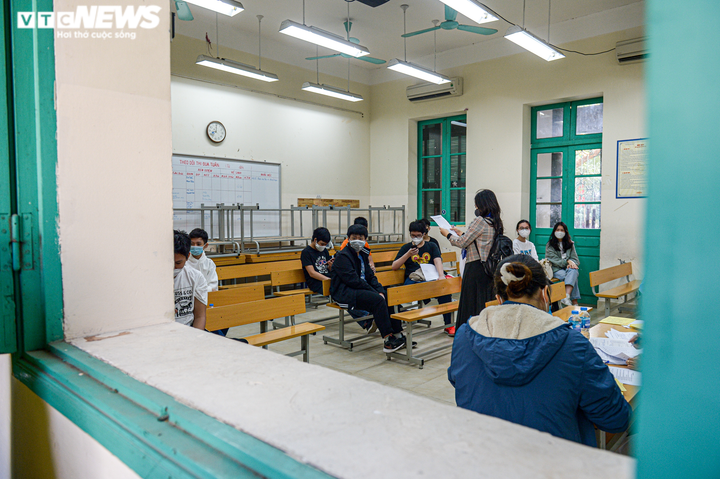 Hà Nội: Phụ huynh thấp thỏm đợi con tiêm vaccine phòng COVID-19 - 11