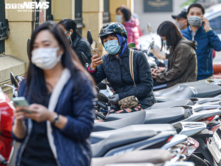 Hà Nội: Phụ huynh thấp thỏm đợi con tiêm vaccine phòng COVID-19 - 12