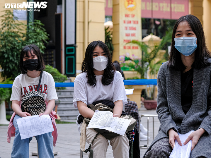 Hà Nội: Phụ huynh thấp thỏm đợi con tiêm vaccine phòng COVID-19 - 6