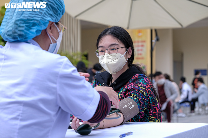 Hà Nội: Phụ huynh thấp thỏm đợi con tiêm vaccine phòng COVID-19 - 5