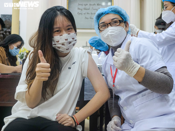 Hà Nội: Phụ huynh thấp thỏm đợi con tiêm vaccine phòng COVID-19 - 9