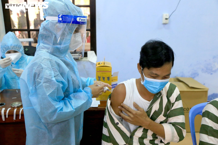 Tiêm vaccine phòng COVID-19 cho hàng trăm phạm nhân ở Thừa Thiên - Huế - 1