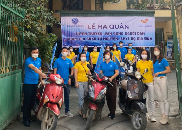 Ảnh: Cán bộ BHXH thị xã Quảng Yên đưa chính sách bảo hiểm tới từng tiểu thương - 1