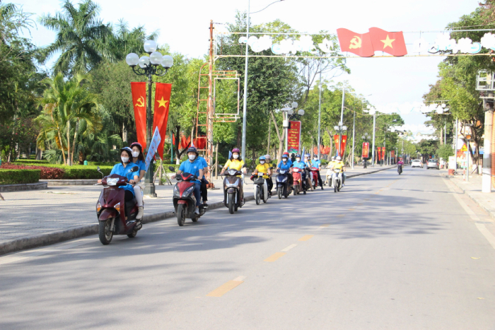 Ảnh: Cán bộ BHXH thị xã Quảng Yên đưa chính sách bảo hiểm tới từng tiểu thương - 2