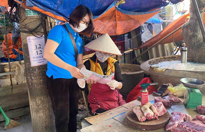 Ảnh: Cán bộ BHXH thị xã Quảng Yên đưa chính sách bảo hiểm tới từng tiểu thương - 3