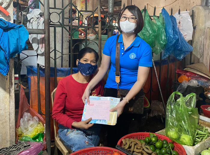 Ảnh: Cán bộ BHXH thị xã Quảng Yên đưa chính sách bảo hiểm tới từng tiểu thương - 6