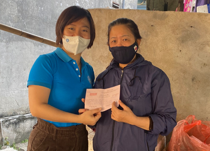 Ảnh: Cán bộ BHXH thị xã Quảng Yên đưa chính sách bảo hiểm tới từng tiểu thương - 5