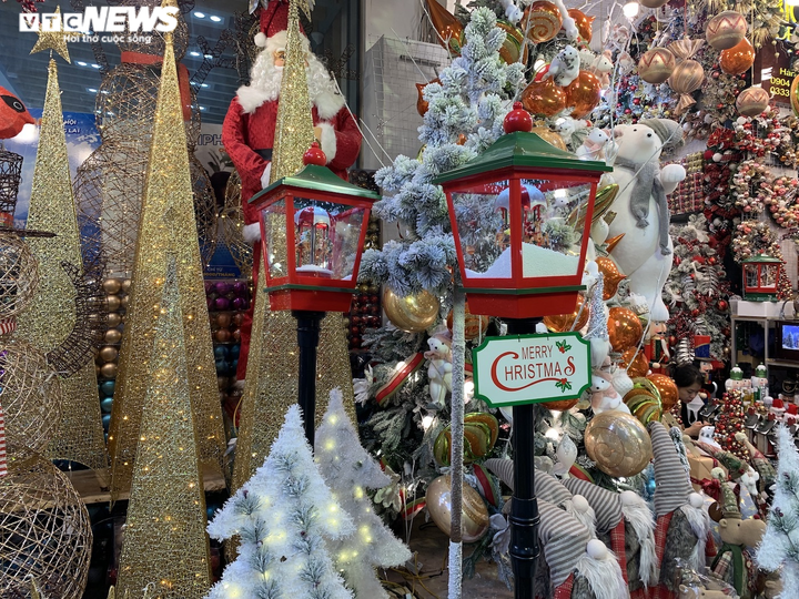 Quà Noel 'mạ vàng' lấp lánh, thiên đường đồ chơi ở Hà Nội rực sắc màu - 3