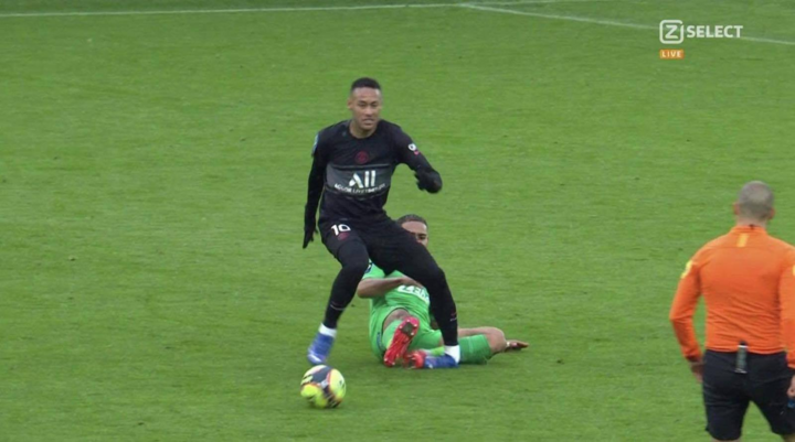 Chấn thương nặng, Neymar bật khóc rời sân - 1