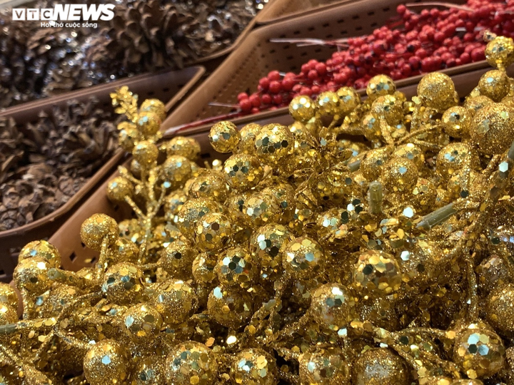 Quà Noel 'mạ vàng' lấp lánh, thiên đường đồ chơi ở Hà Nội rực sắc màu - 6