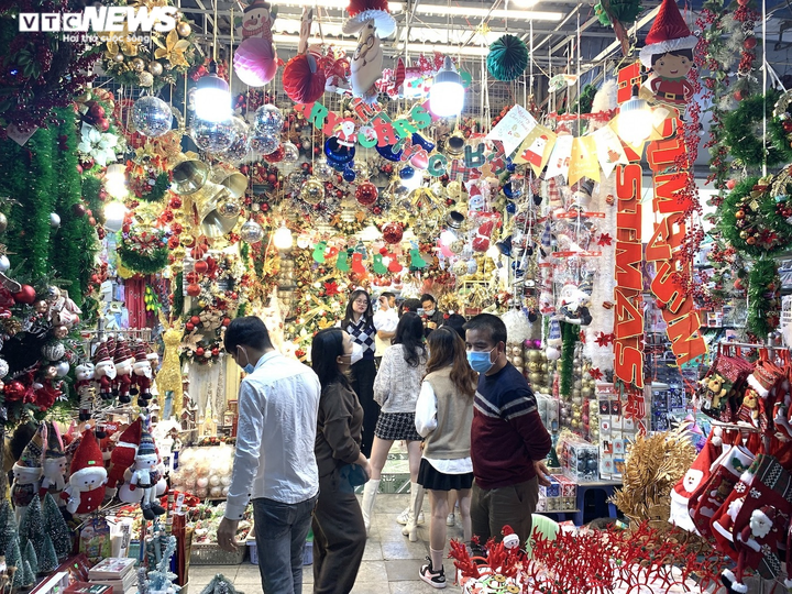 Quà Noel 'mạ vàng' lấp lánh, thiên đường đồ chơi ở Hà Nội rực sắc màu - 11