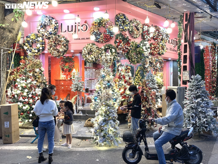 Quà Noel 'mạ vàng' lấp lánh, thiên đường đồ chơi ở Hà Nội rực sắc màu - 2