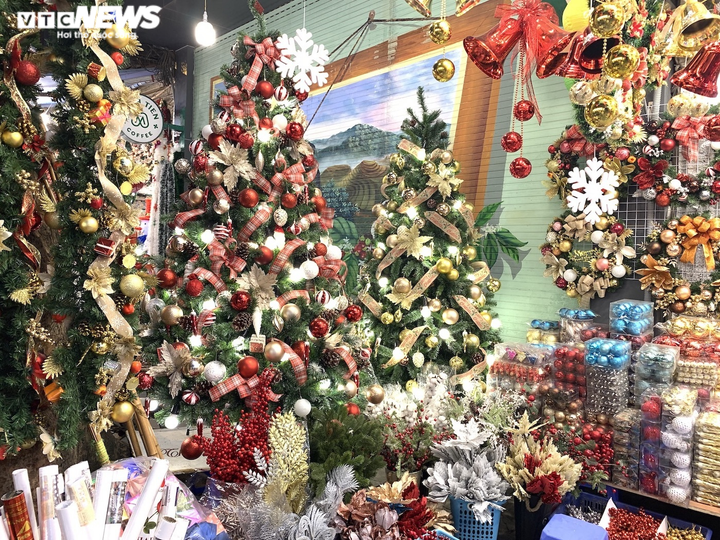 Quà Noel 'mạ vàng' lấp lánh, thiên đường đồ chơi ở Hà Nội rực sắc màu - 13