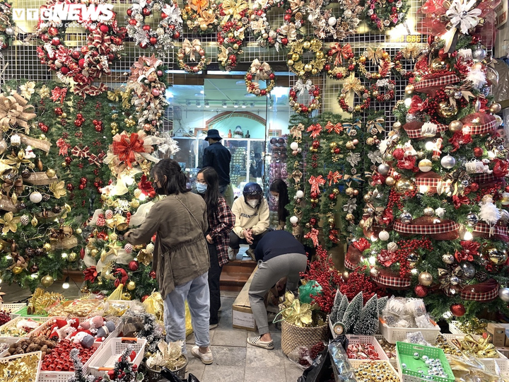 Quà Noel 'mạ vàng' lấp lánh, thiên đường đồ chơi ở Hà Nội rực sắc màu - 12