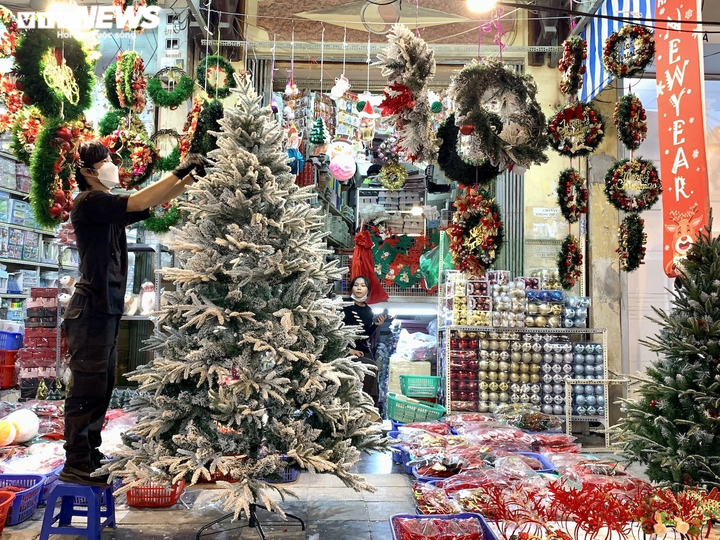 Quà Noel 'mạ vàng' lấp lánh, thiên đường đồ chơi ở Hà Nội rực sắc màu - 1