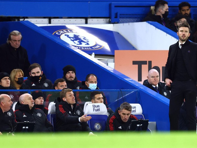 Man Utd nên hối tiếc vì không thay Solskjaer sớm hơn - 1