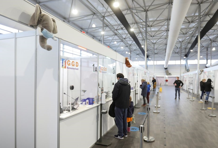 3 tuần lây lan chóng mặt tới 4 châu lục của Omicron - 2