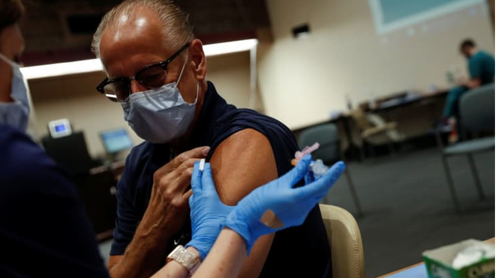 Moderna sẽ có vaccine trị siêu biến thể Omicron vào đầu năm sau - 1