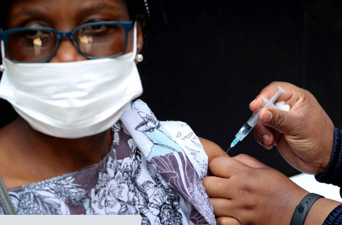 Chuyên gia: Vaccine COVID-19 vẫn hiệu quả với siêu biến chủng Omicron - 1