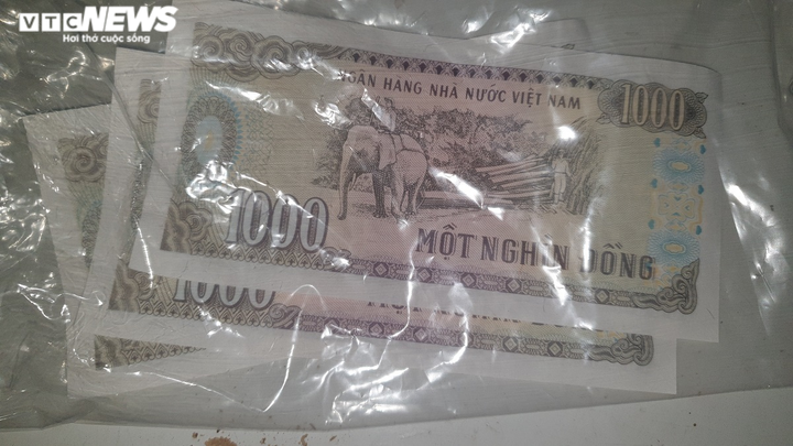 Chờ cả buổi, người phụ nữ ở Quảng Nam nhận 3.000 đồng hỗ trợ thiệt hại do bão - 1