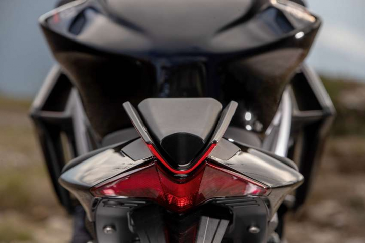 Aprilia Tuono 660 Factory siêu tốc vừa trình làng - 10