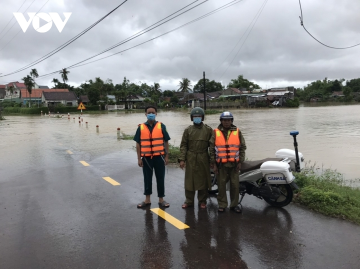 Mưa lớn kéo dài, giao thông nhiều nơi ở Bình Định tê liệt hoàn toàn - 2