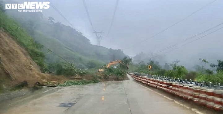 Kon Tum: Mưa lớn kéo dài, nhiều tuyến đường huyết mạch sạt lở nghiêm trọng - 2