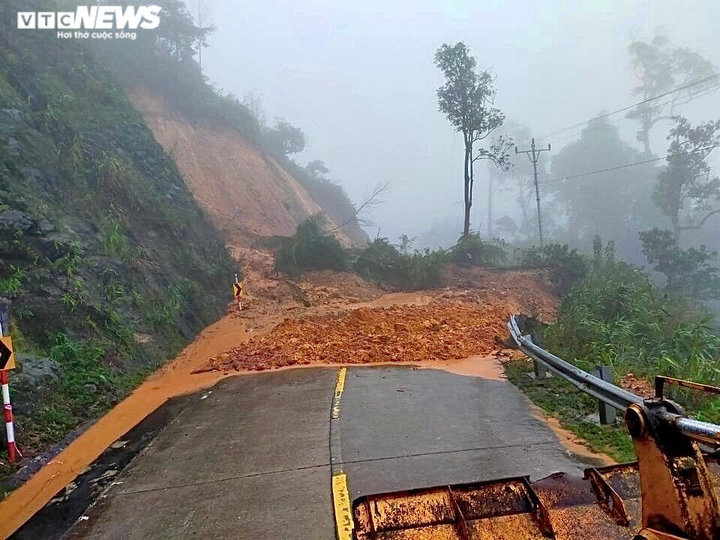 Kon Tum: Mưa lớn kéo dài, nhiều tuyến đường huyết mạch sạt lở nghiêm trọng - 1