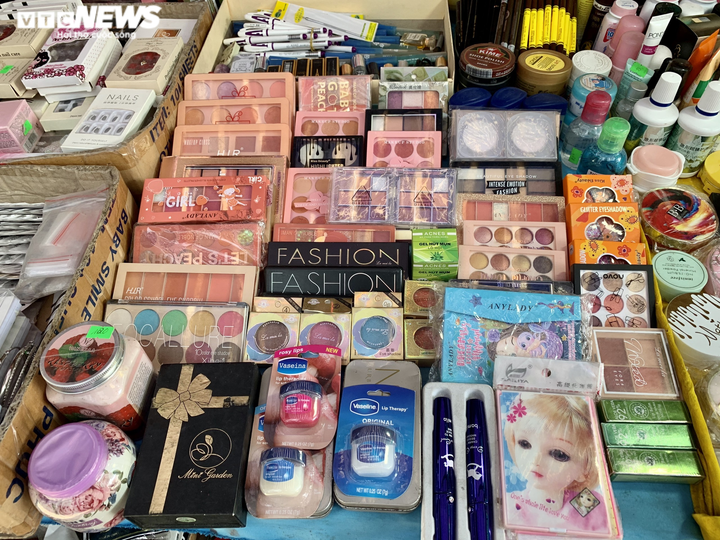 Mỹ phẩm hàng hiệu tràn lan ngoài chợ thu hút nhiều người mua - 3