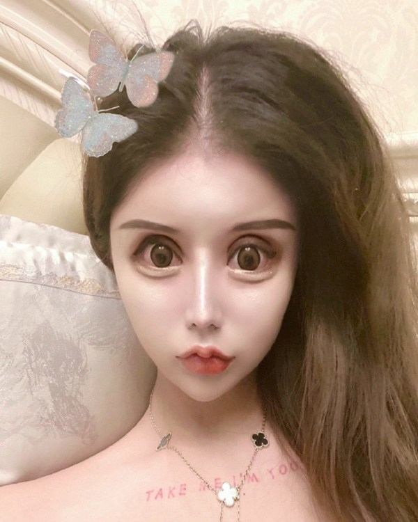 Hình ảnh cô gái 'dao kéo' quá đà gây hoang mang trên mạng xã hội