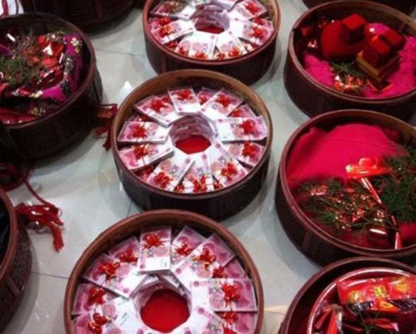 Chú rể mang gần 7 tỷ đồng và 18 gánh lễ vật đi đón dâu - 2