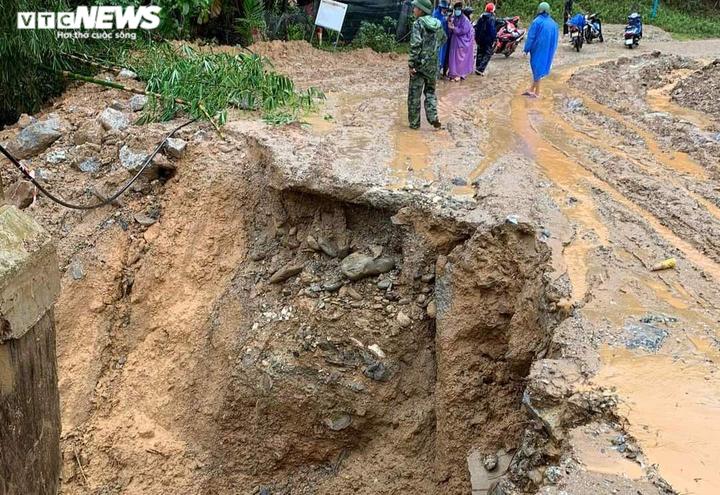 Ảnh: Sạt lở bủa vây, hàng nghìn dân ở miền núi Nam Trà My bị cô lập - 1