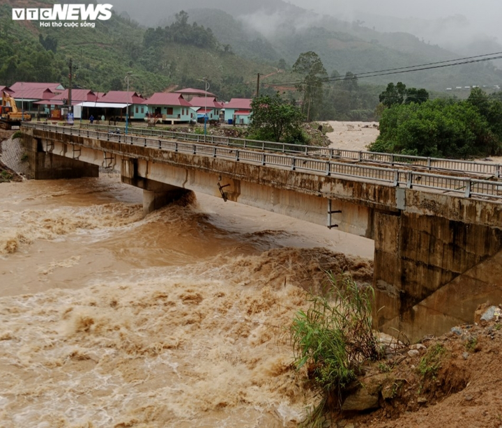 Ảnh: Sạt lở bủa vây, hàng nghìn dân ở miền núi Nam Trà My bị cô lập - 6