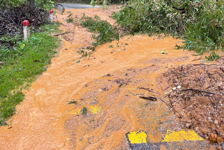 Ảnh: Sạt lở bủa vây, hàng nghìn dân ở miền núi Nam Trà My bị cô lập - 2