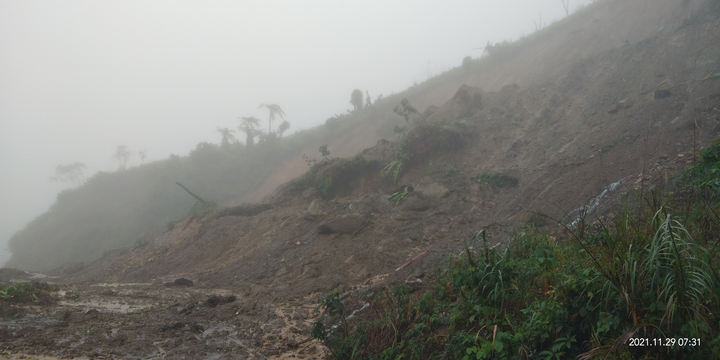 Ảnh: Sạt lở bủa vây, hàng nghìn dân ở miền núi Nam Trà My bị cô lập - 8