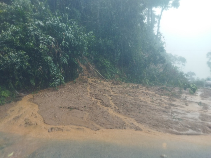 Ảnh: Sạt lở bủa vây, hàng nghìn dân ở miền núi Nam Trà My bị cô lập - 9