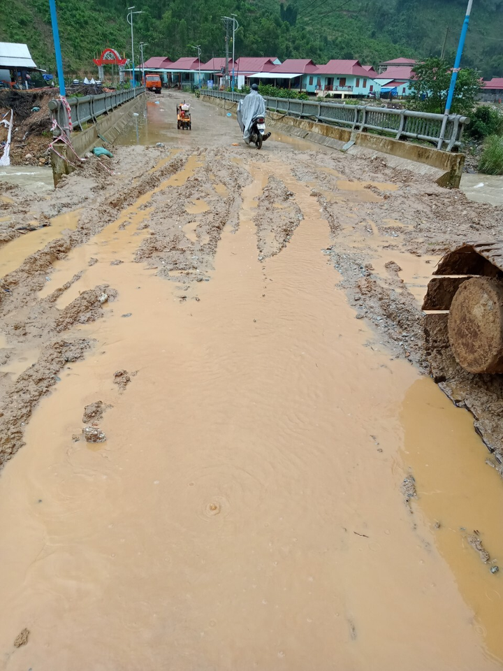 Ảnh: Sạt lở bủa vây, hàng nghìn dân ở miền núi Nam Trà My bị cô lập - 7