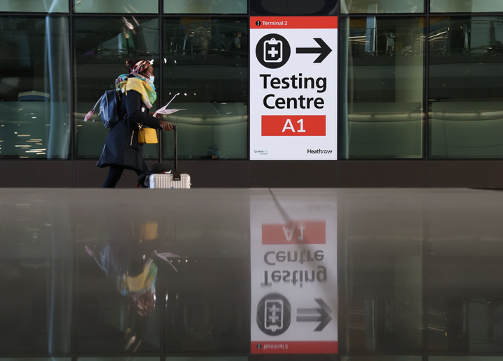 Chuyên gia Đức: Omicron có thể khiến đại dịch COVID-19 kết thúc sớm hơn - 1