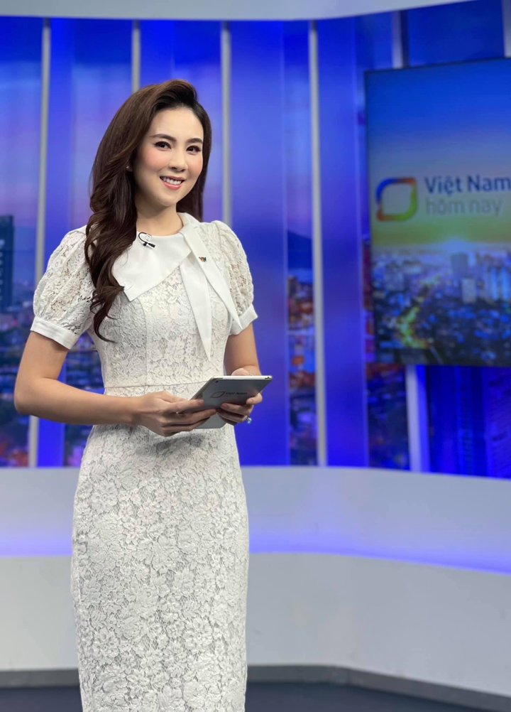 Vóc dáng cực chuẩn và vòng eo con kiến của MC Mai Ngọc VTV - 1